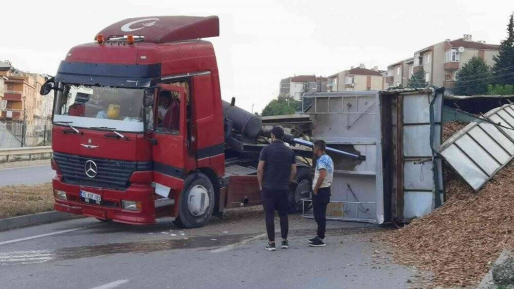 Talaş yüklü TIR devrildi