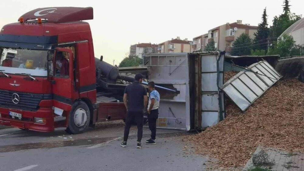 Talaş yüklü TIR devrildi