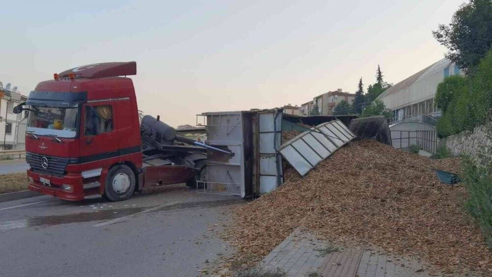 Talaş yüklü TIR devrildi