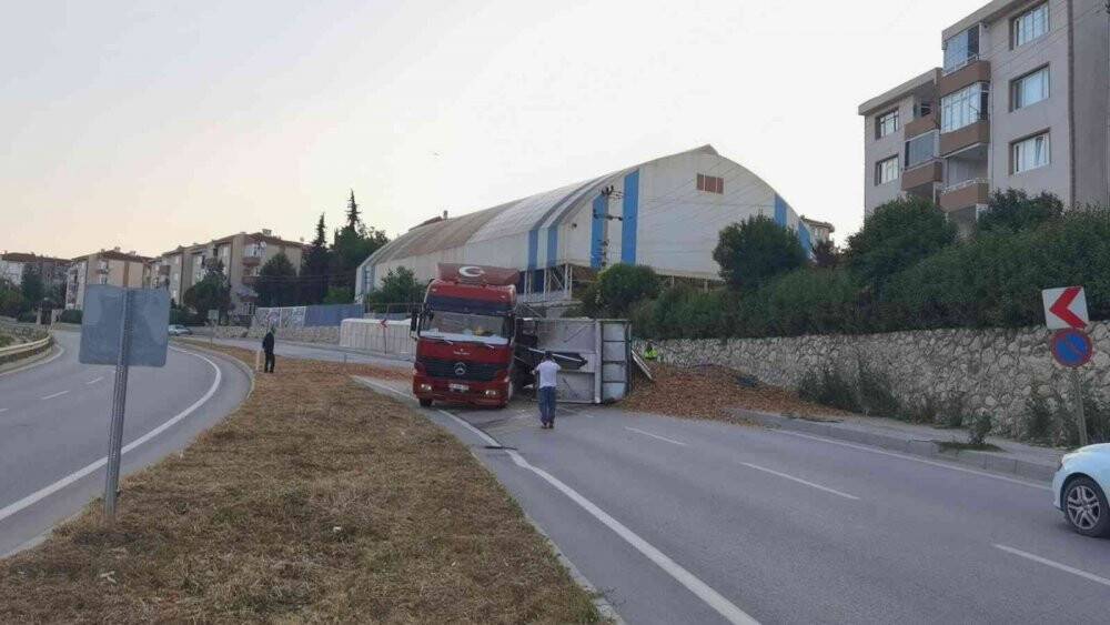 Talaş yüklü TIR devrildi