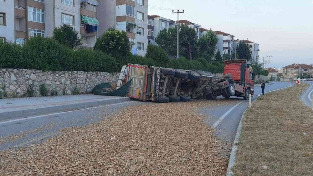 Talaş yüklü TIR devrildi