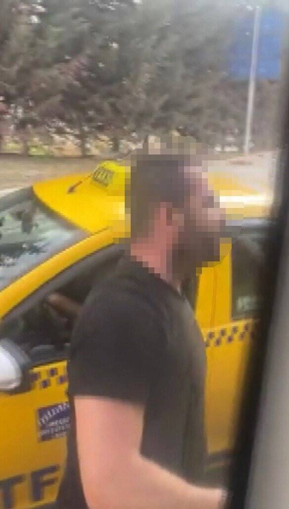 Ümraniye’de yol verme tartışması: İETT aracını yumrukladı