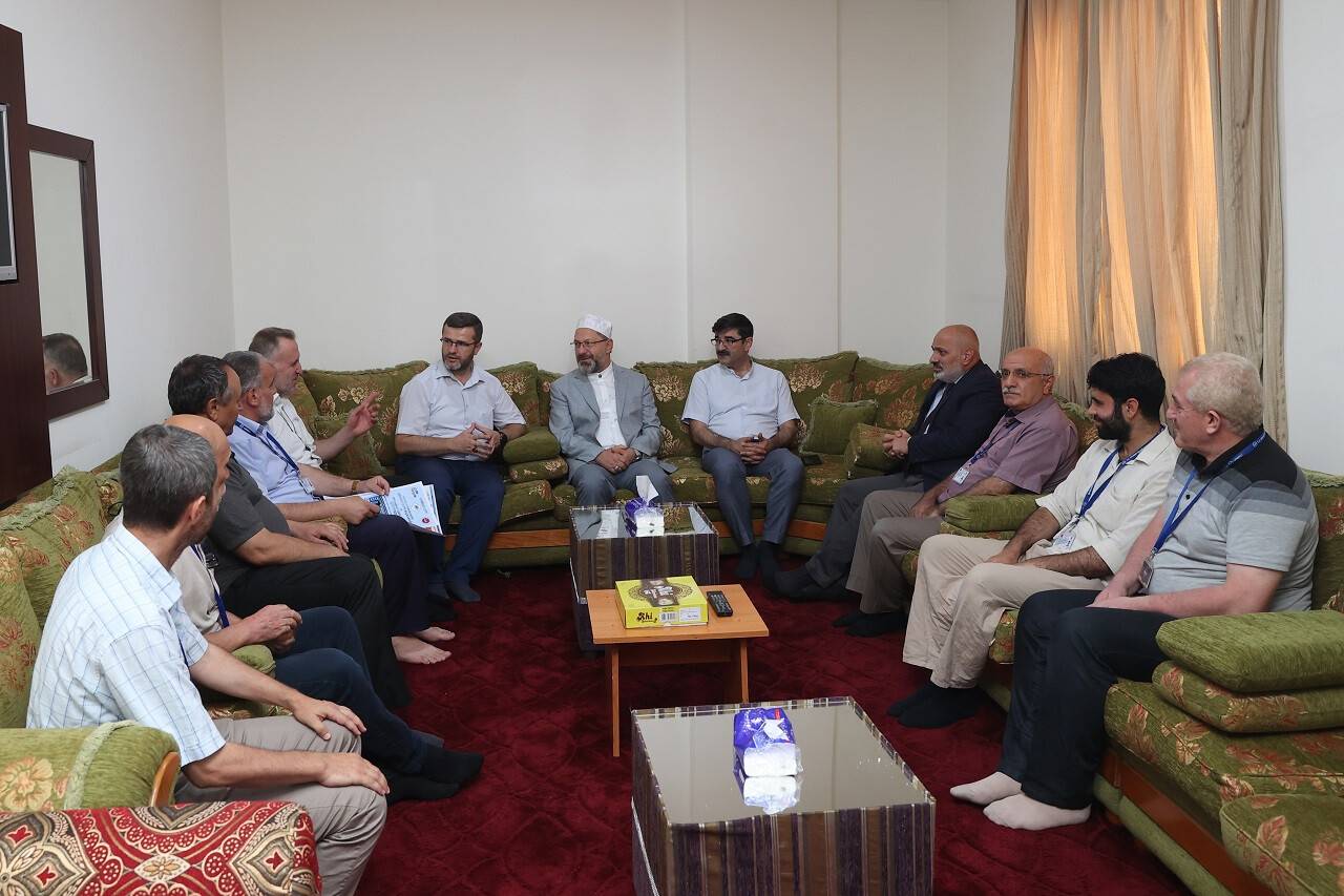 aa-20220701-28313583-28313573-diyanet-isleri-baskani-erbas-medinede-turk-hac-isleri-ofisini-ziyaret-etti.jpg
