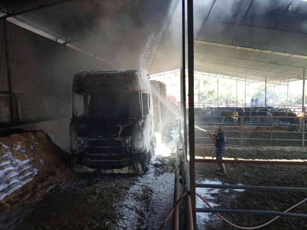 Besihaneye yem getiren tır yanarak kullanılamaz hale geldi