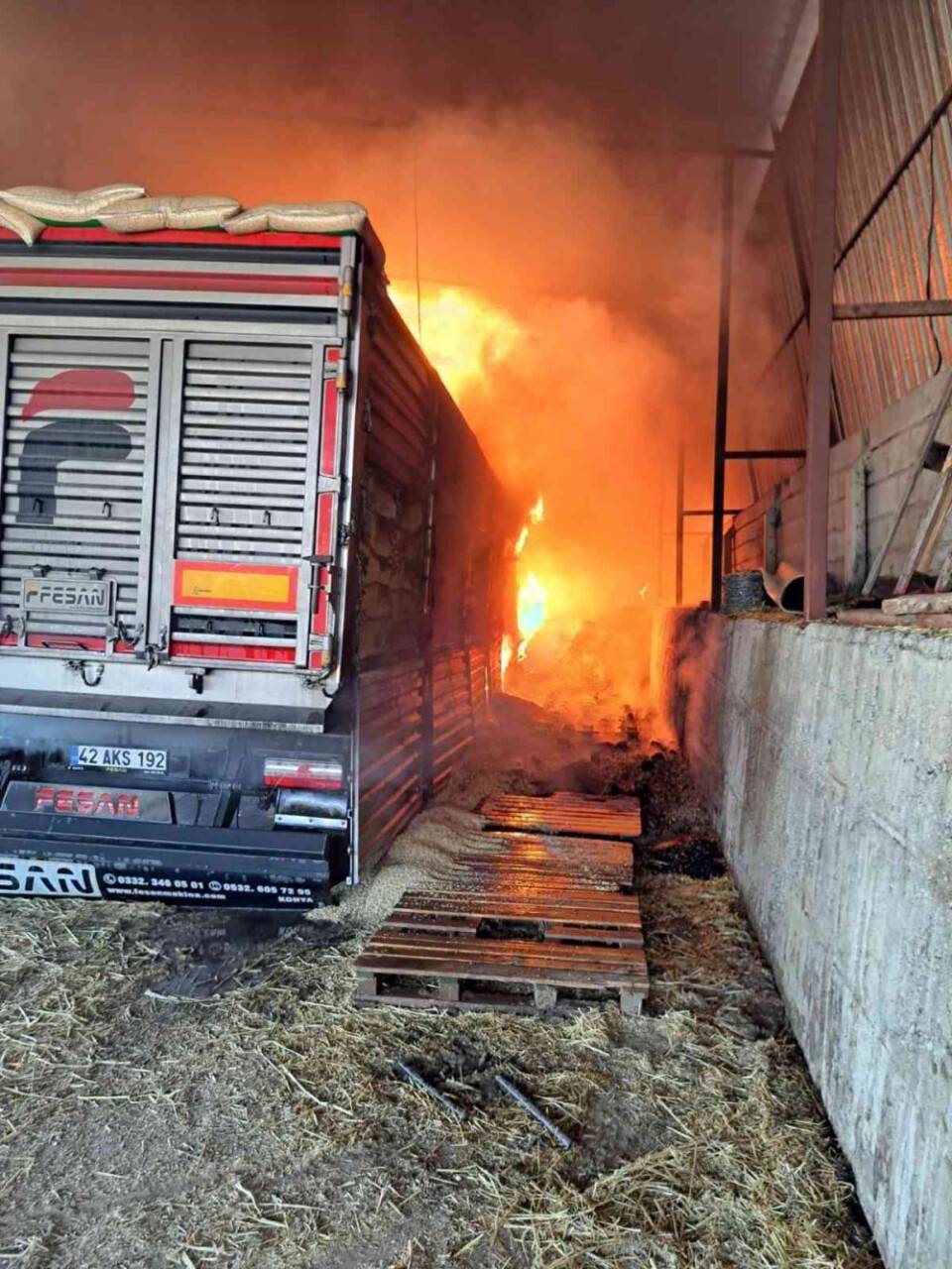 Besihaneye yem getiren tır yanarak kullanılamaz hale geldi