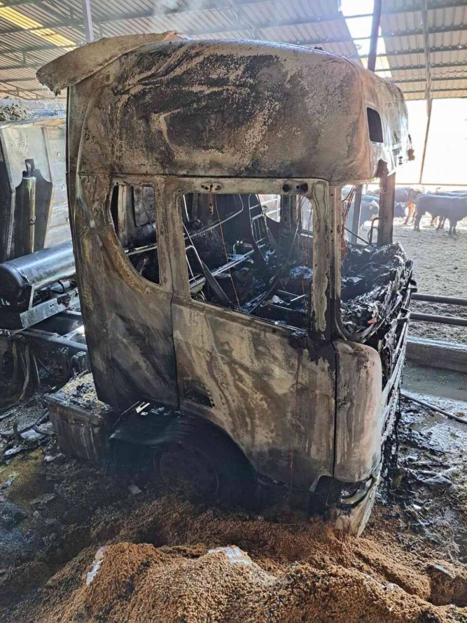 Besihaneye yem getiren tır yanarak kullanılamaz hale geldi