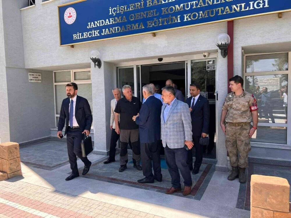 Binali Yıldırım’ı taşıyan helikopter Bilecik’e acil iniş yaptı