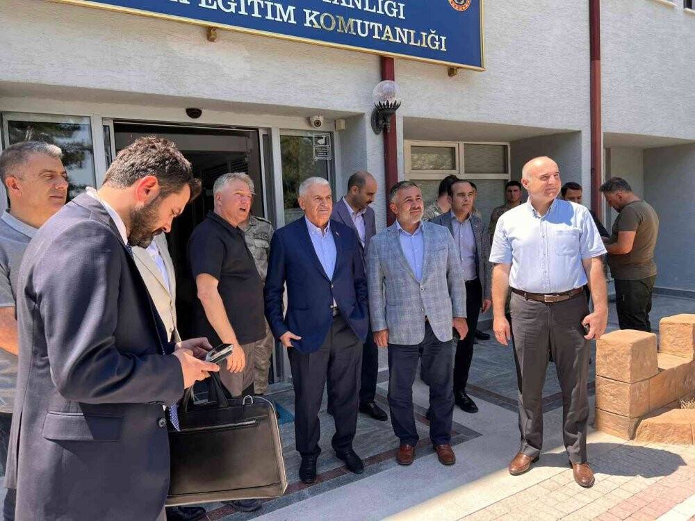 Binali Yıldırım’ı taşıyan helikopter Bilecik’e acil iniş yaptı