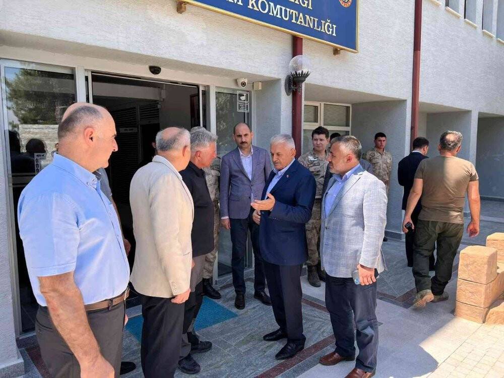 Binali Yıldırım’ı taşıyan helikopter Bilecik’e acil iniş yaptı