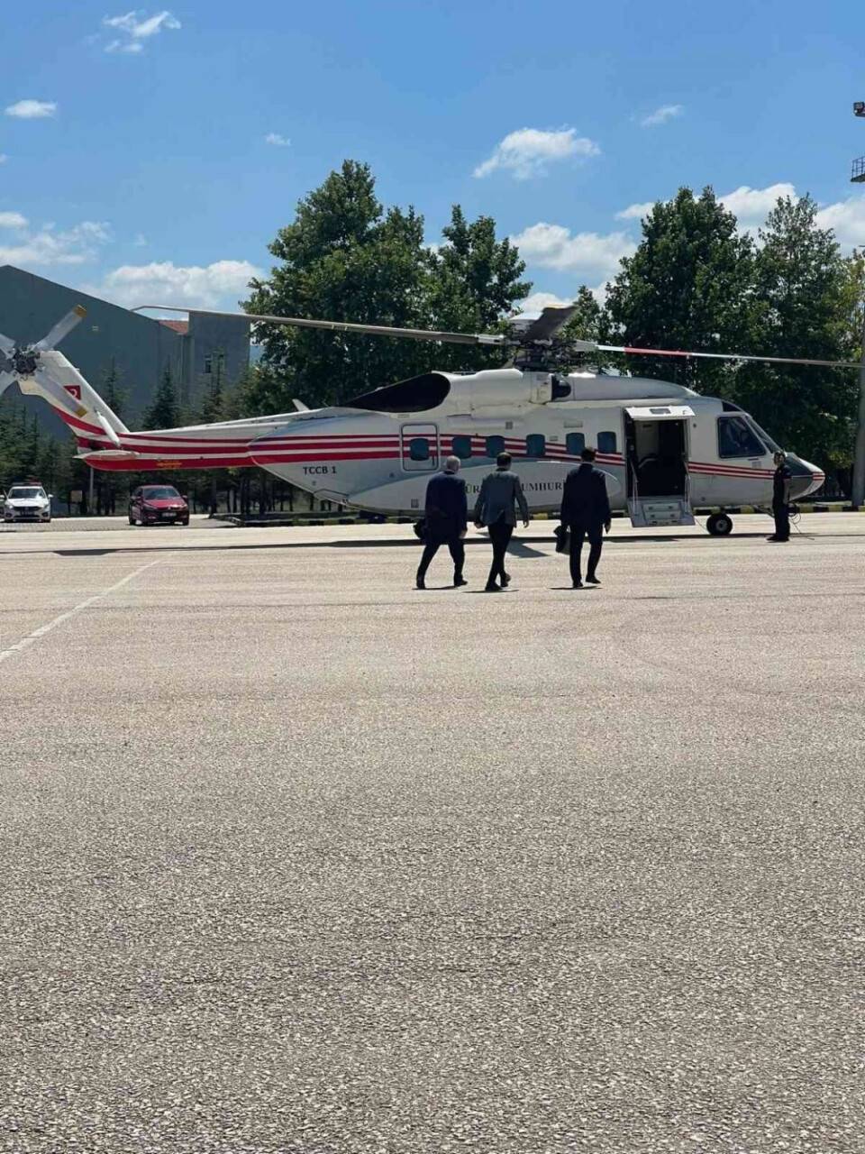 Binali Yıldırım’ı taşıyan helikopter Bilecik’e acil iniş yaptı