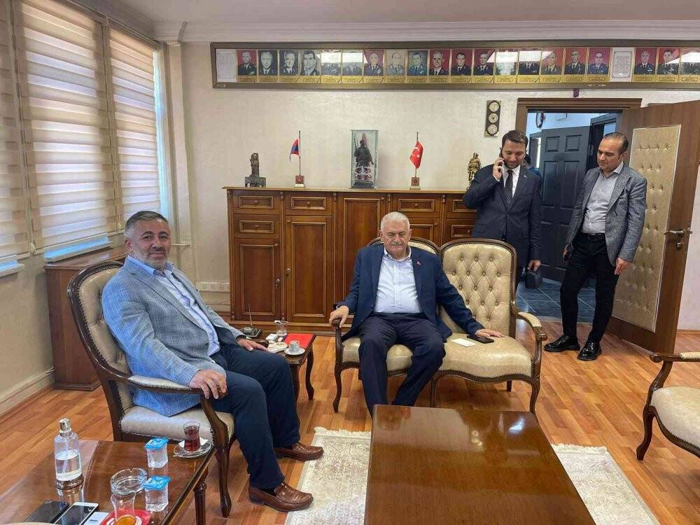 Binali Yıldırım’ı taşıyan helikopter Bilecik’e acil iniş yaptı