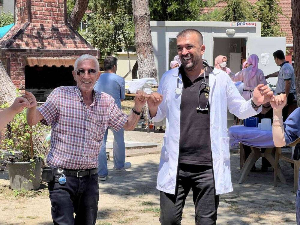 Bursalı fenomen ciğerci huzur evi sakinlerini sevindirdi