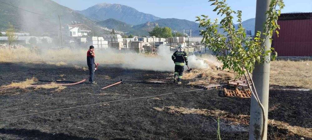 Fethiye’de anız yangını panikletti