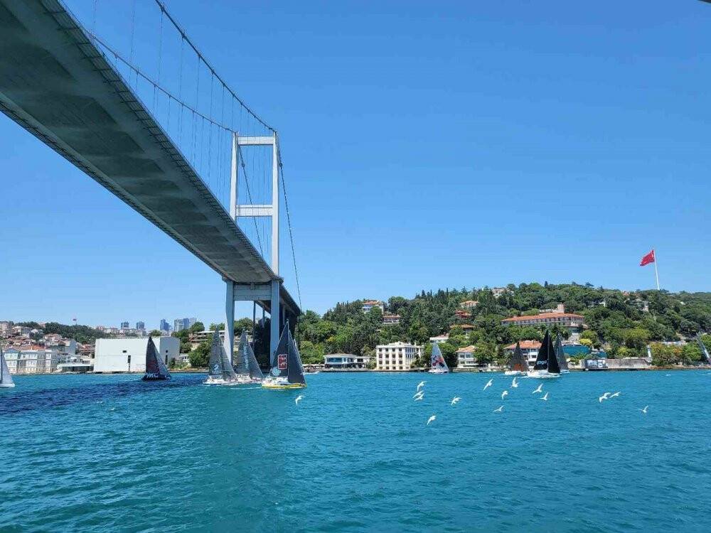 İstanbul Boğazı’nda 25. kez düzenlenen yat yarışları renkli görüntülere sahne oldu