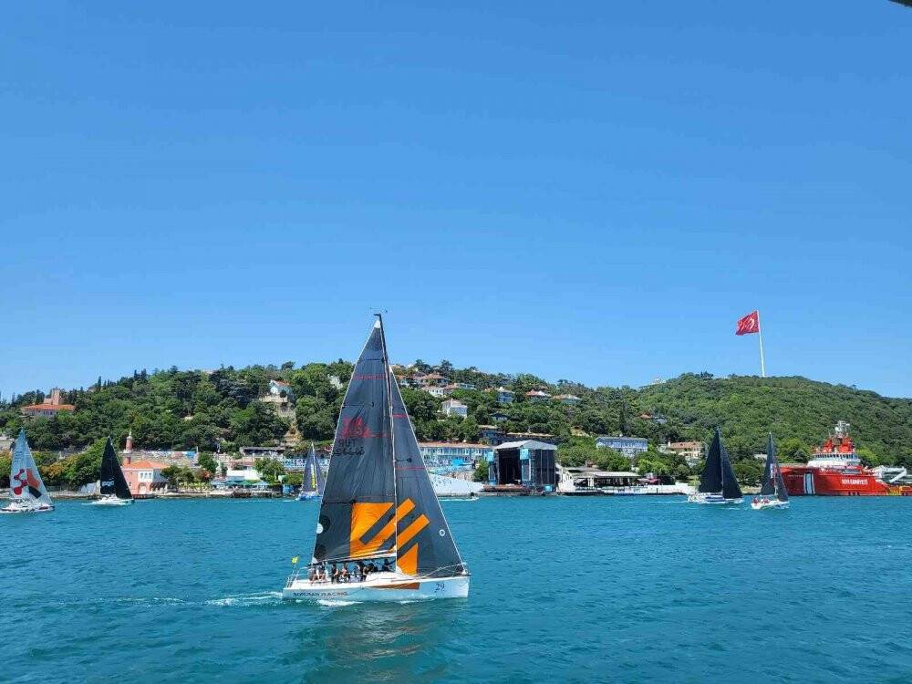 İstanbul Boğazı’nda 25. kez düzenlenen yat yarışları renkli görüntülere sahne oldu