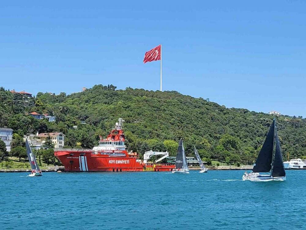 İstanbul Boğazı’nda 25. kez düzenlenen yat yarışları renkli görüntülere sahne oldu