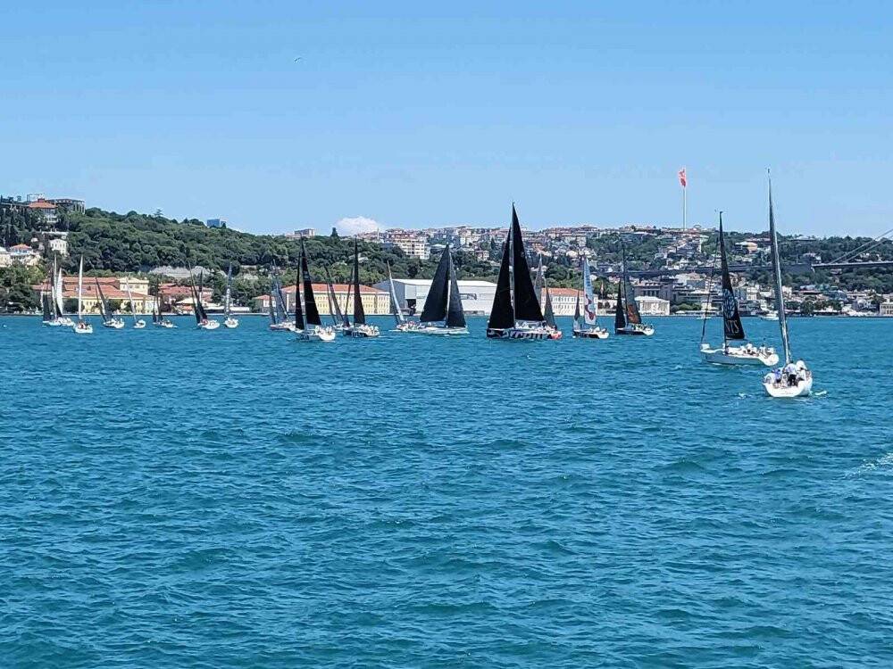 İstanbul Boğazı’nda 25. kez düzenlenen yat yarışları renkli görüntülere sahne oldu