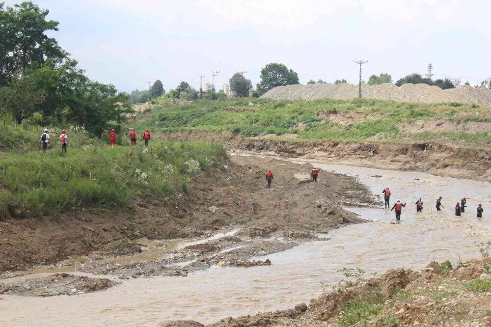 Kayıp kepçe operatörünü arama çalışmaları sürüyor