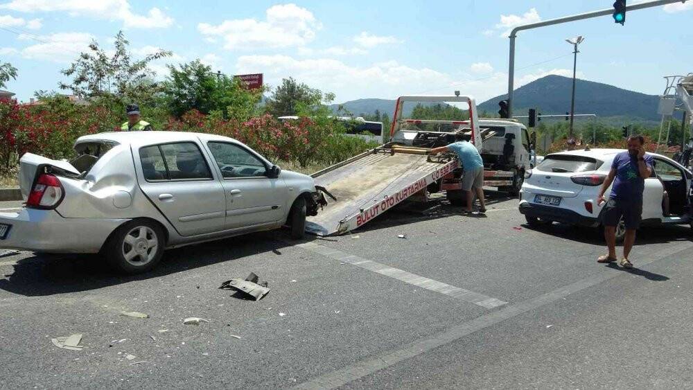 Muğla’da beton mikseri 4 otomobili biçti