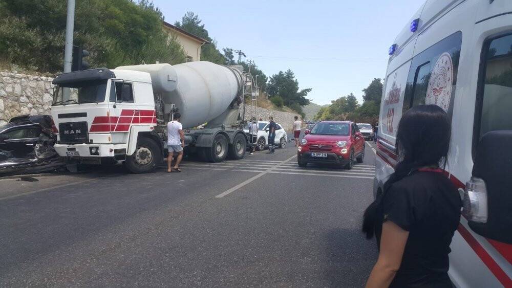 Muğla’da beton mikseri 4 otomobili biçti