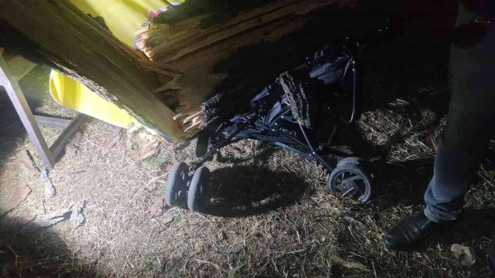 Tonlarca ağırlığındaki çam ağacı ailenin üzerine devrildi