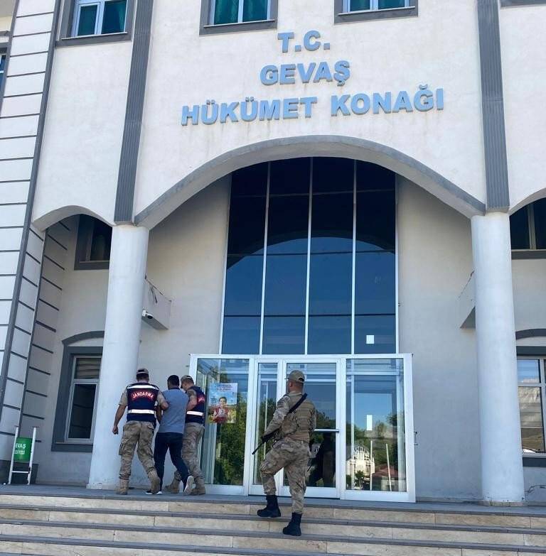 Van’da kamyonet kasasında 35 kaçak göçmen yakalandı