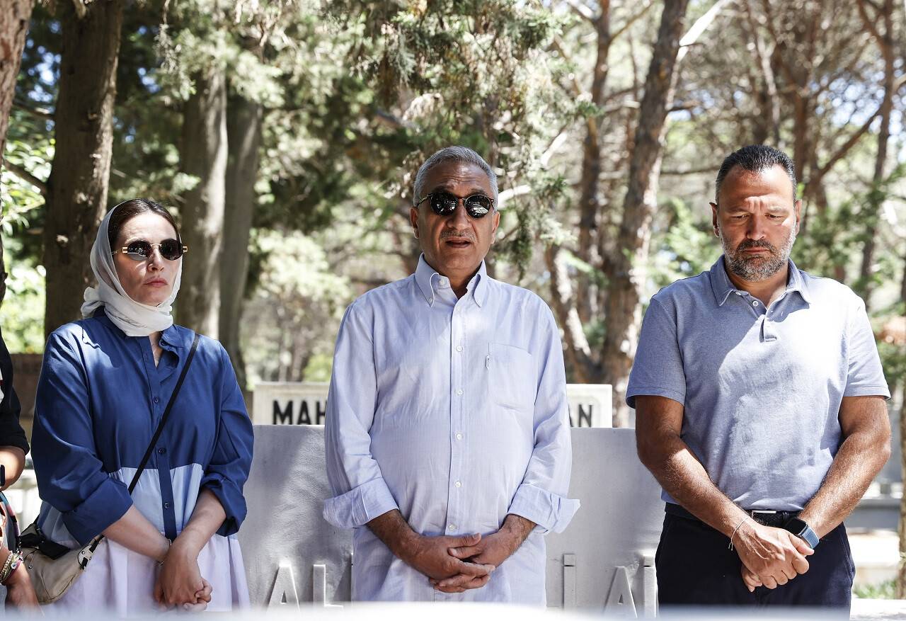 aa-20220703-28322328-28322323-turk-sinemasinin-unutulmaz-ismi-kemal-sunal-kabri-basinda-anildi.jpg