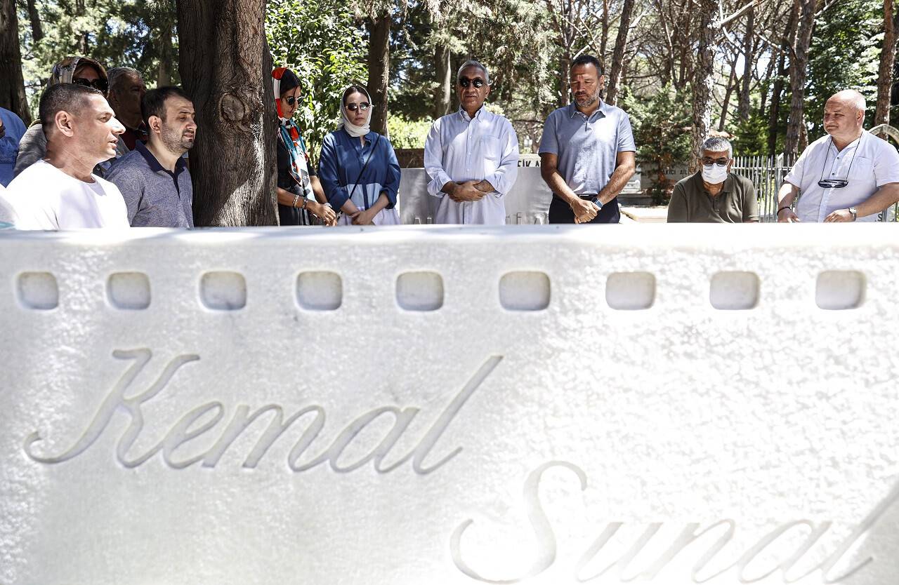 aa-20220703-28322328-28322324-turk-sinemasinin-unutulmaz-ismi-kemal-sunal-kabri-basinda-anildi.jpg