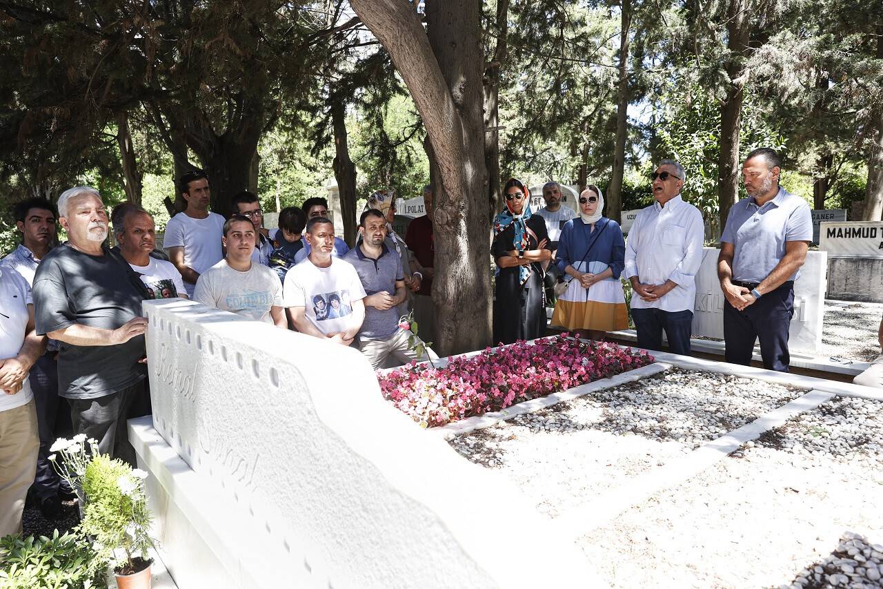 aa-20220703-28322328-28322326-turk-sinemasinin-unutulmaz-ismi-kemal-sunal-kabri-basinda-anildi.jpg