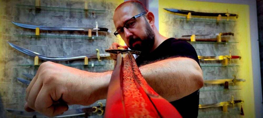Altından kılıç yapıp yurt dışına satıyor