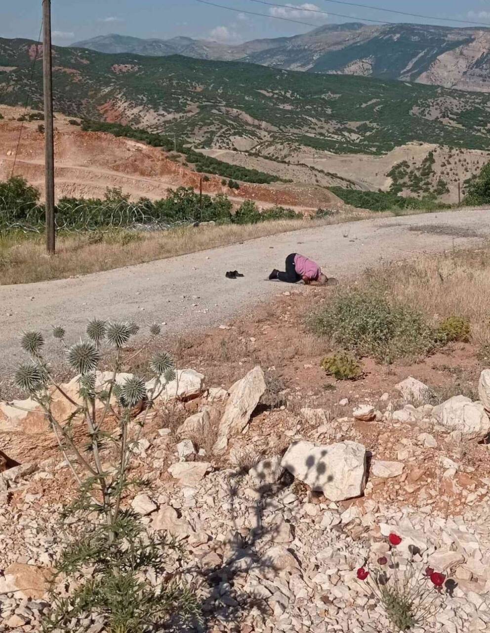 Kardeşinin şehit düştüğü noktada gözyaşları içerisinde namaz kıldı