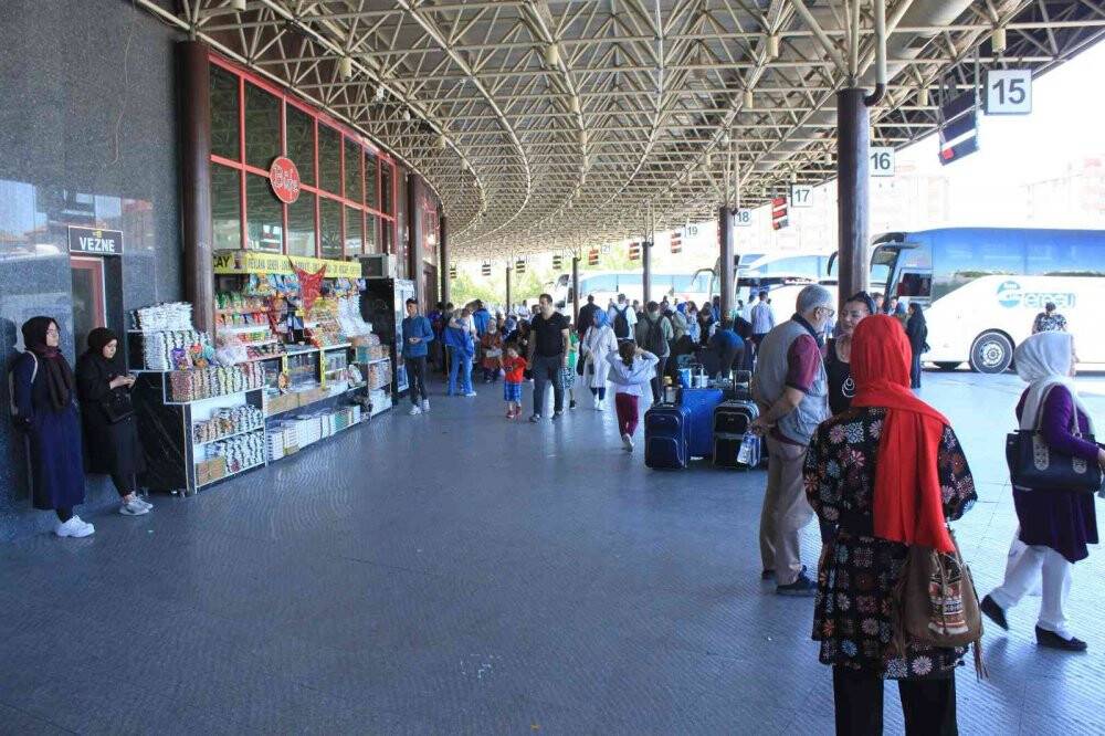 Konya Şehirlerarası Otobüs Terminali'nde bayram öncesi sessizlik hakim