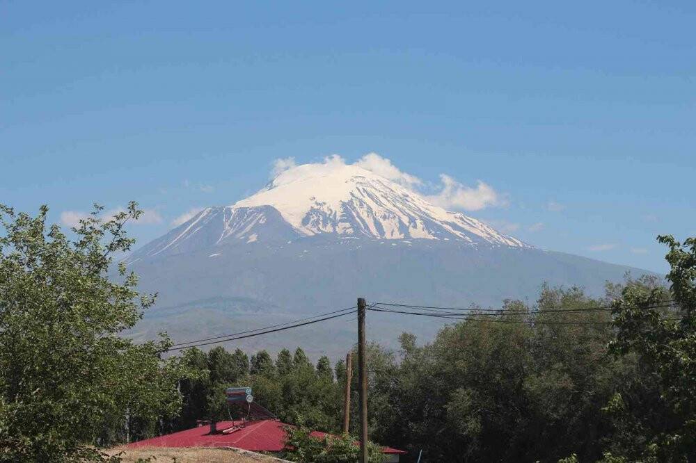 Türkiye’nin en yüksek dağındaki karlar erimeye başladı