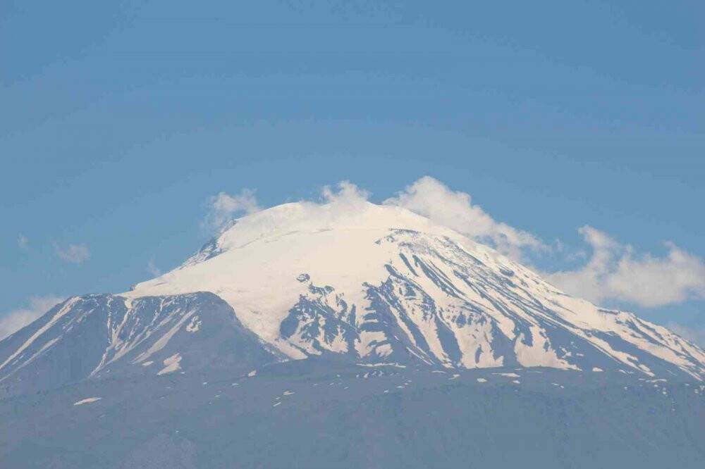 Türkiye’nin en yüksek dağındaki karlar erimeye başladı