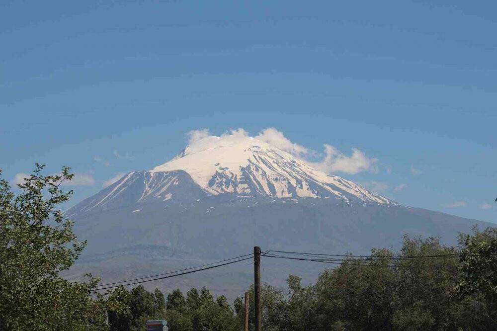 Türkiye’nin en yüksek dağındaki karlar erimeye başladı