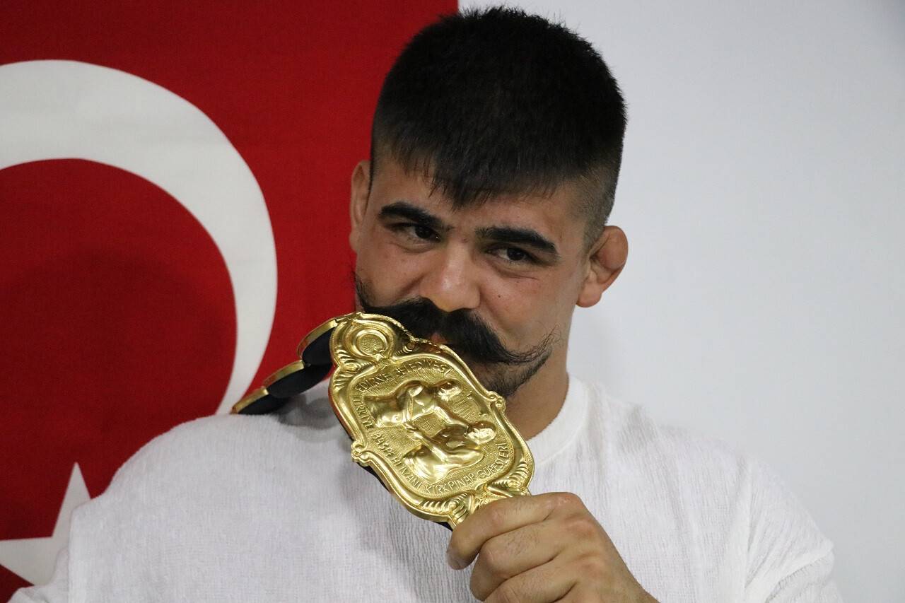 aa-20220704-28328700-28328695-kirkpinar-yagli-gureslerinin-baspehlivani-simsek-spora-baslama-hikayesini-anlatti.jpg