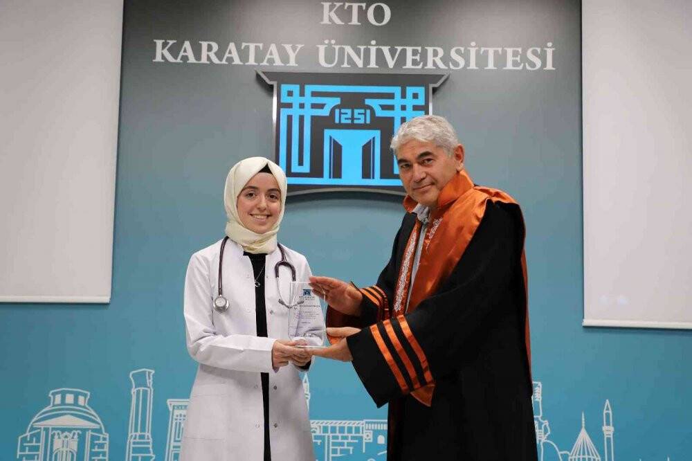 KTO Karatay Üniversitesi tıp öğrencilerinin mezuniyet sevinci