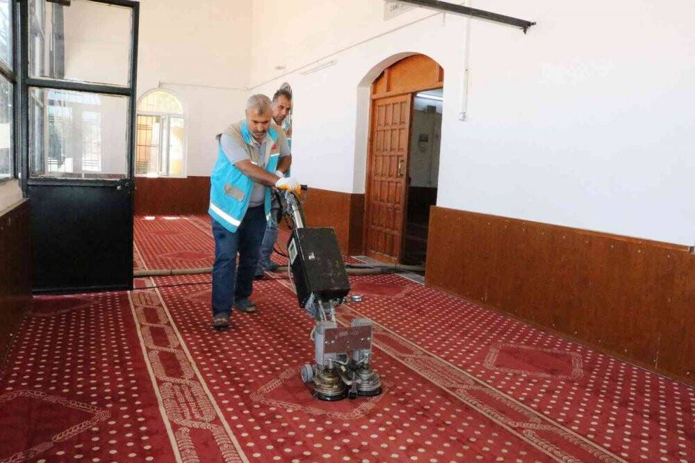 Şanlıurfa’daki ibadethanelerde bayram temizliği