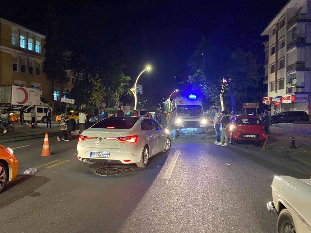 Ankara’da motosiklet otomobile ok gibi saplandı: 2 yaralı