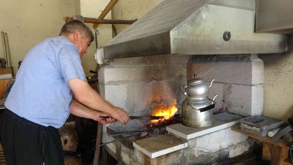 Baba yadigarı mesleklerinin en yoğun günlerini yaşıyorlar