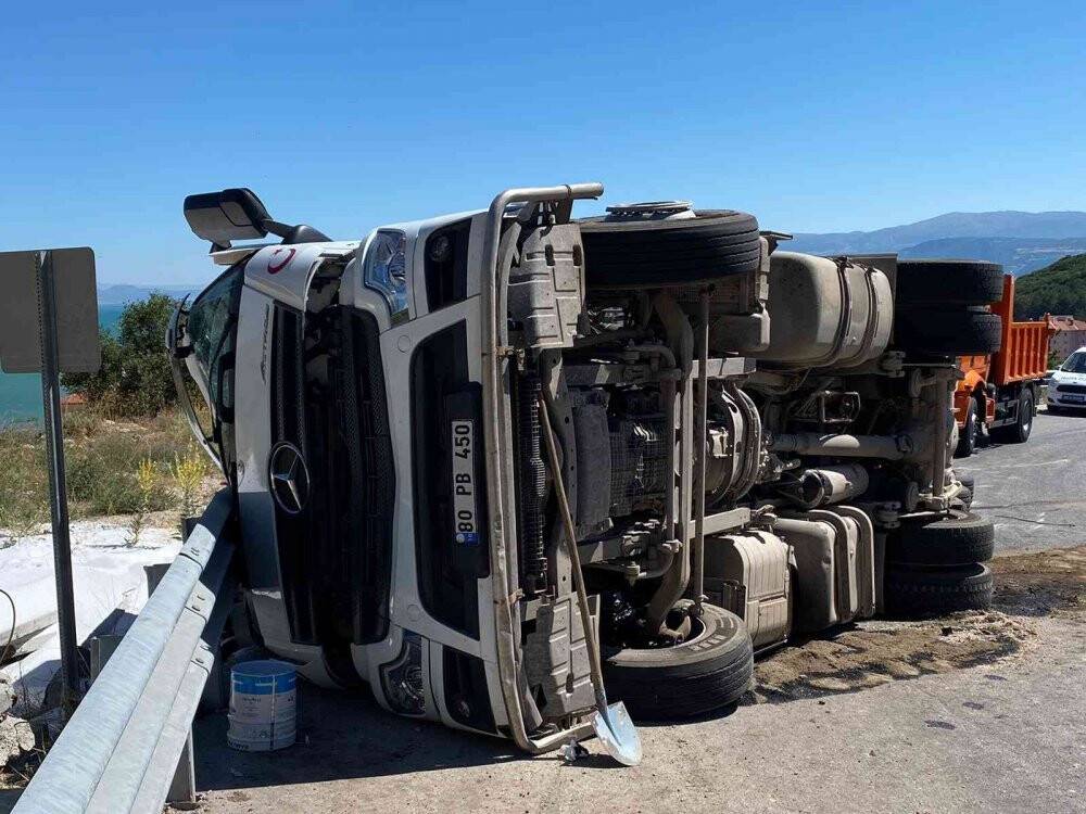 Gübre yüklü kamyon yan yattı