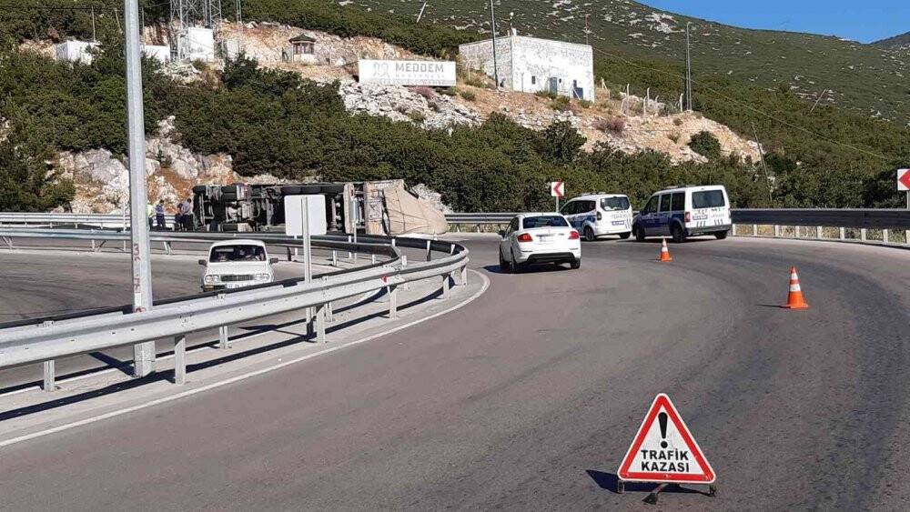 Gübre yüklü kamyon yan yattı