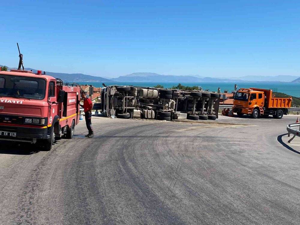 Gübre yüklü kamyon yan yattı