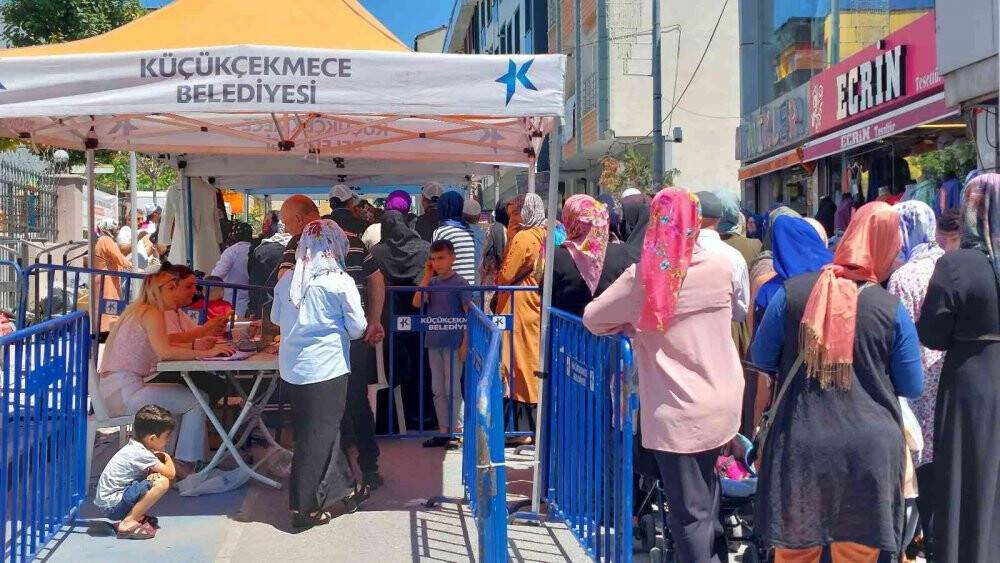 Küçükçekmece’de bayram öncesi ihtiyaç sahiplerine giyim desteği