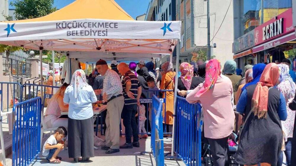 Küçükçekmece’de bayram öncesi ihtiyaç sahiplerine giyim desteği