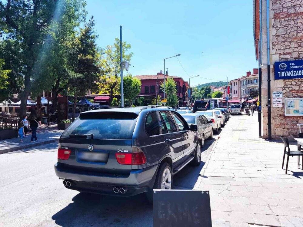 ‘Park yasak’ levhalarına rağmen park edilen araçlar dikkat çekiyor