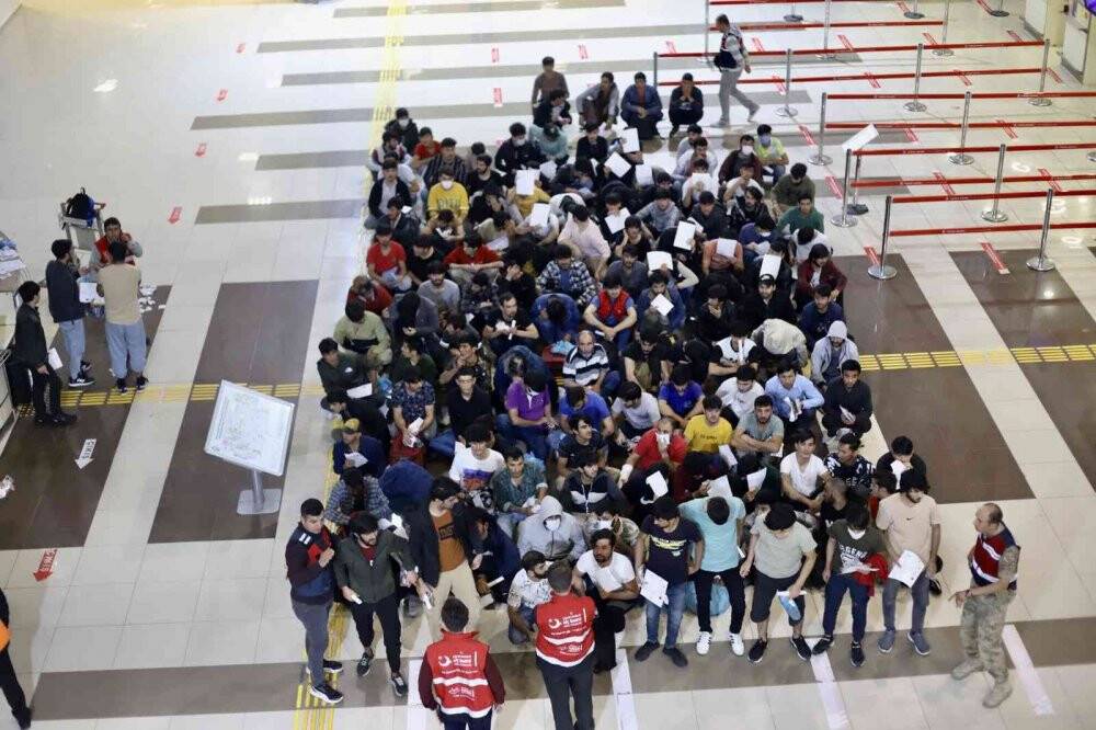 Sınır dışı edilen 273 Afgan göçmen uçakla ülkelerine gönderildi