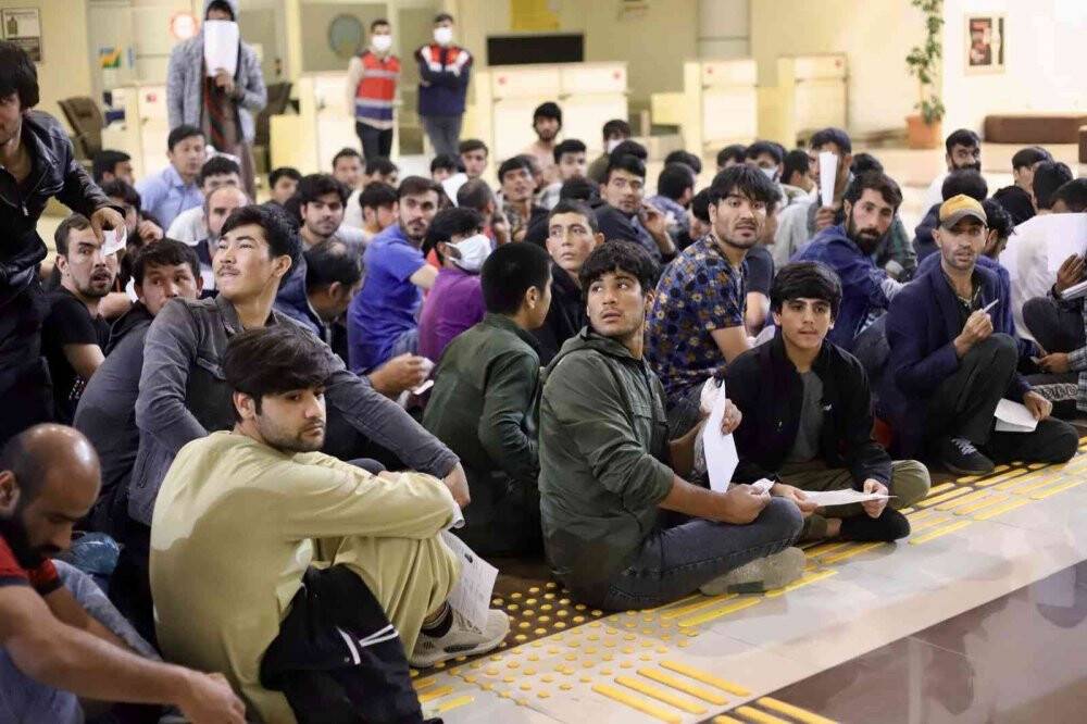 Sınır dışı edilen 273 Afgan göçmen uçakla ülkelerine gönderildi