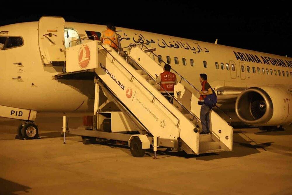 Sınır dışı edilen 273 Afgan göçmen uçakla ülkelerine gönderildi