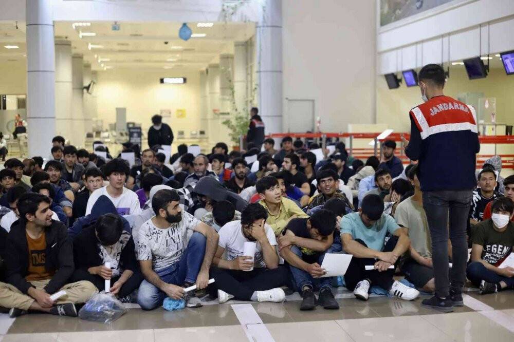 Sınır dışı edilen 273 Afgan göçmen uçakla ülkelerine gönderildi